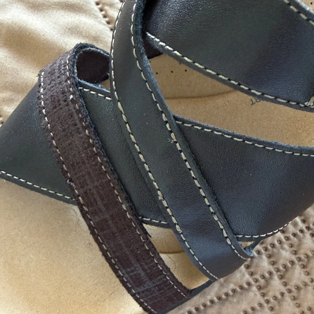 Clarks Women's Black and Brown Sandals - Picture 9 of 9